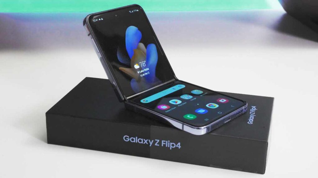 Galaxy Z Flip4 फोन के हुए सब दीवाने, स्मार्टफोन है गजब फीचर्स भी दमदार 2 Samsung Galaxy Z Flip4