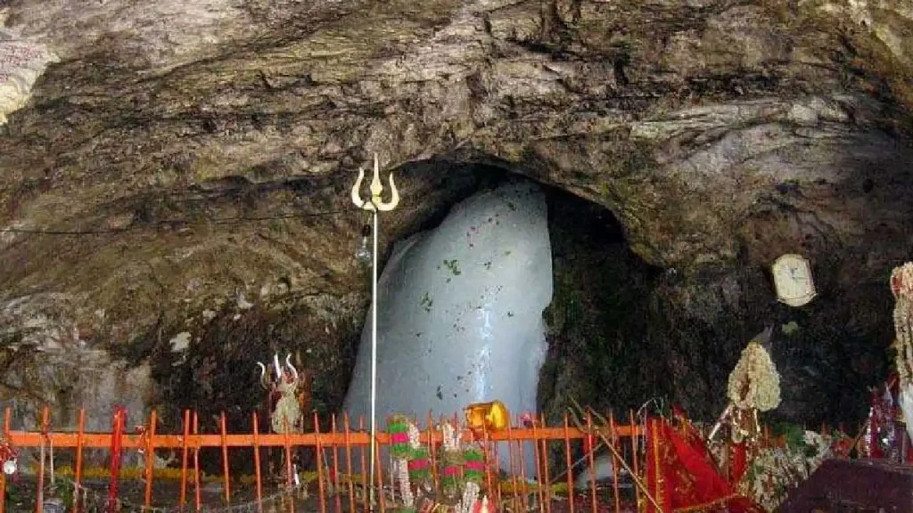 Top 10 Natural Wonders in India चौंक जाएंगे जब आप देखेंगे इन 10 अद्भुत स्थलों को 8 Amarnath Cave, Jammu & Kashmir