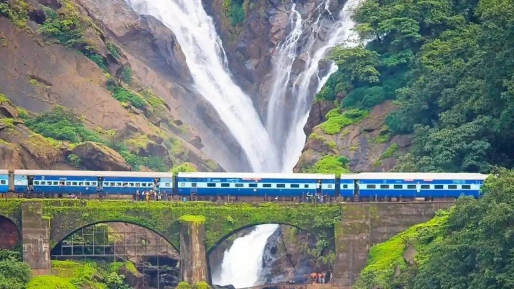 Top 10 Natural Wonders in India चौंक जाएंगे जब आप देखेंगे इन 10 अद्भुत स्थलों को 4 Dudhsagar Falls, Goa
