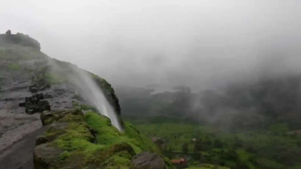 Top 10 Natural Wonders in India चौंक जाएंगे जब आप देखेंगे इन 10 अद्भुत स्थलों को 10 Reverse Waterfall, Lonavala