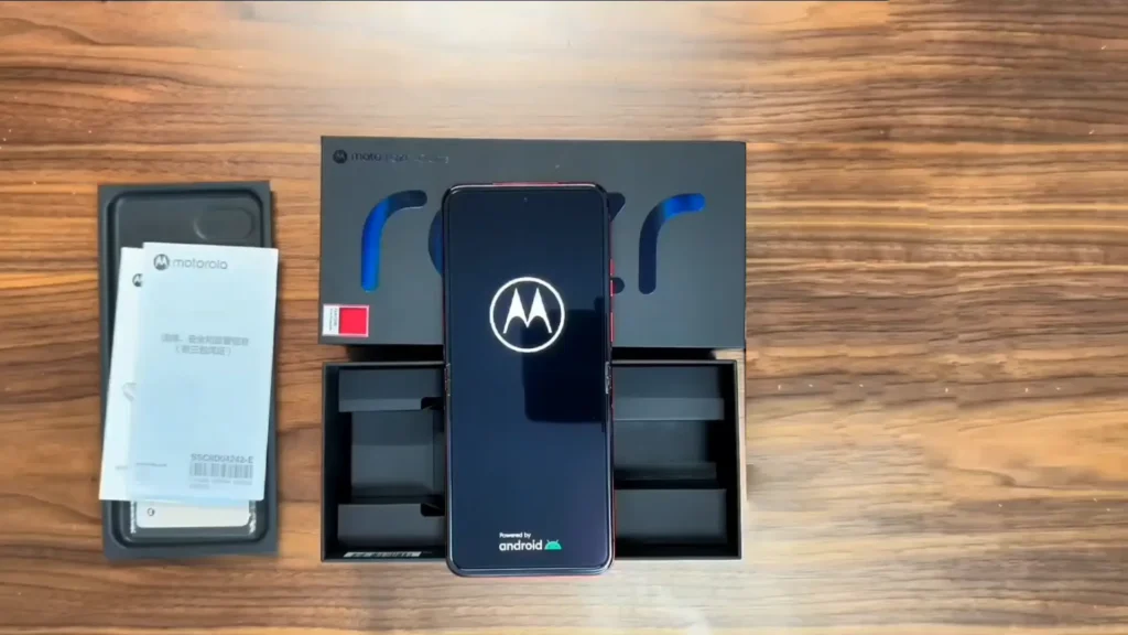 Motorola Razr 40 नया 5G स्मार्टफोन Foldable डिस्प्ले के साथ गजब फीचर्स 2 Moto Razr 40 Unboxing